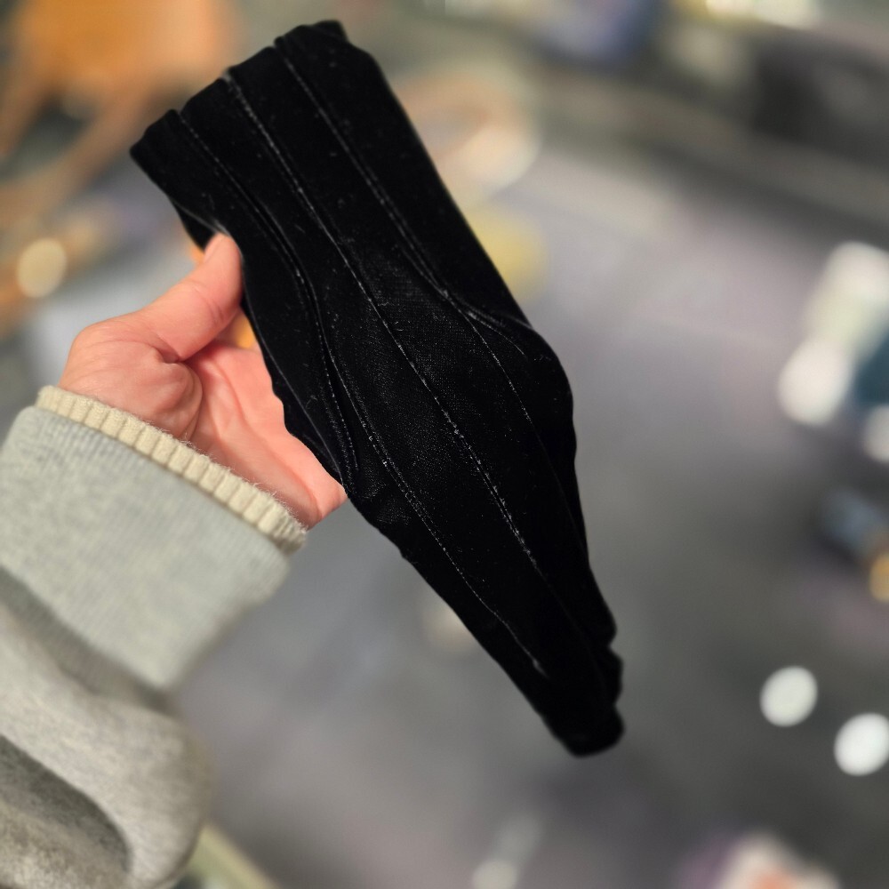 [아울렛] 프라다 삼각로고 벨벳 헤어 밴드 1IH086