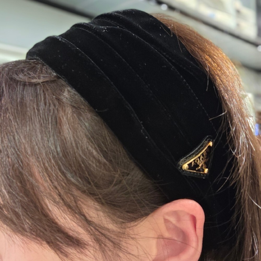 [아울렛] 프라다 삼각로고 벨벳 헤어 밴드 1IH086