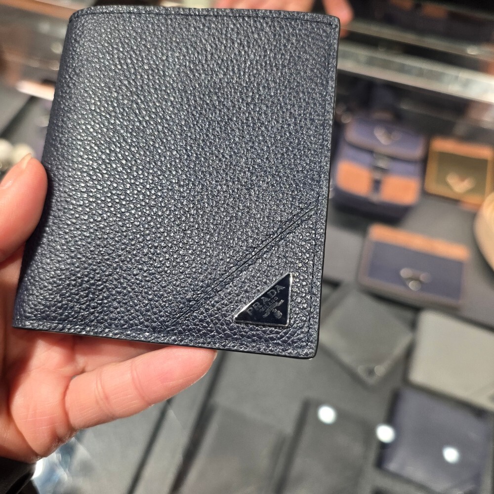 [아울렛] 프라다 삼각로고 비텔로 그레인 남성 반지갑 2MO004