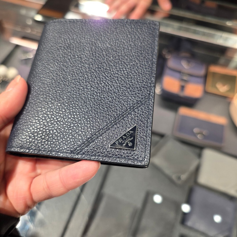 [아울렛] 프라다 삼각로고 비텔로 그레인 남성 반지갑 2MO004