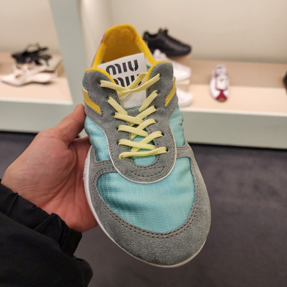 [아울렛] 미우미우 지나지움 테그니컬 여성 스니커즈 5E428E