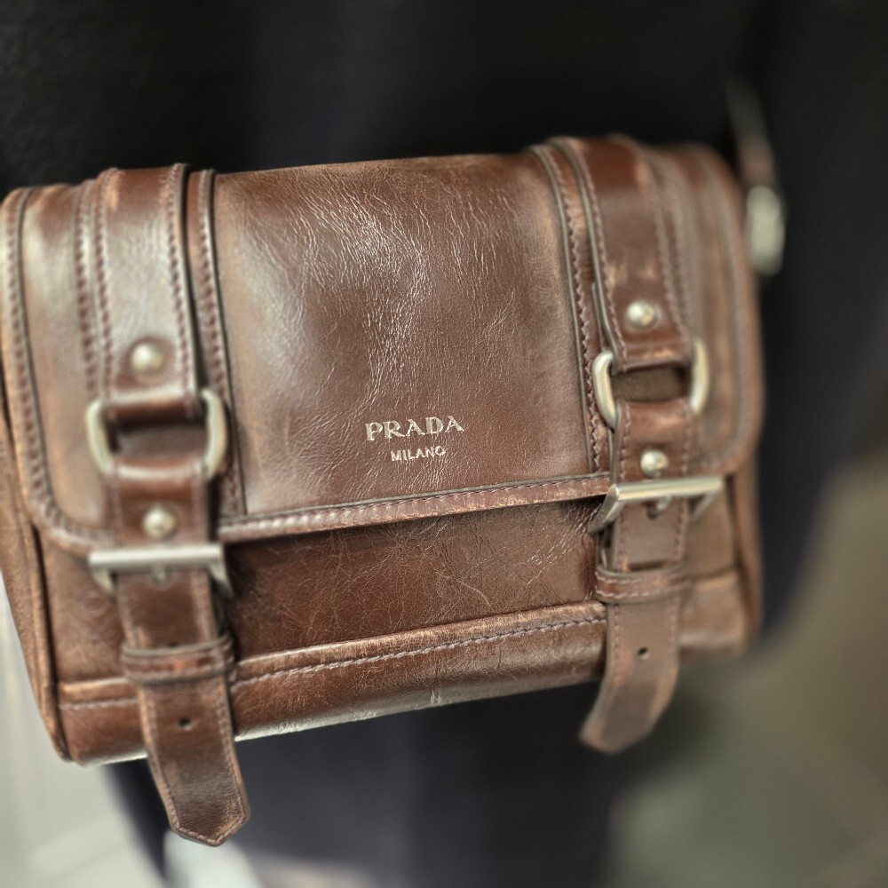 [아울렛] 프라다 버클 크로스바디백 2VD078