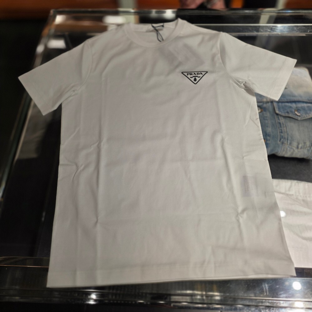 [아울렛] 프라다 삼각로고 코튼 남성 반팔 티셔츠 UJN656