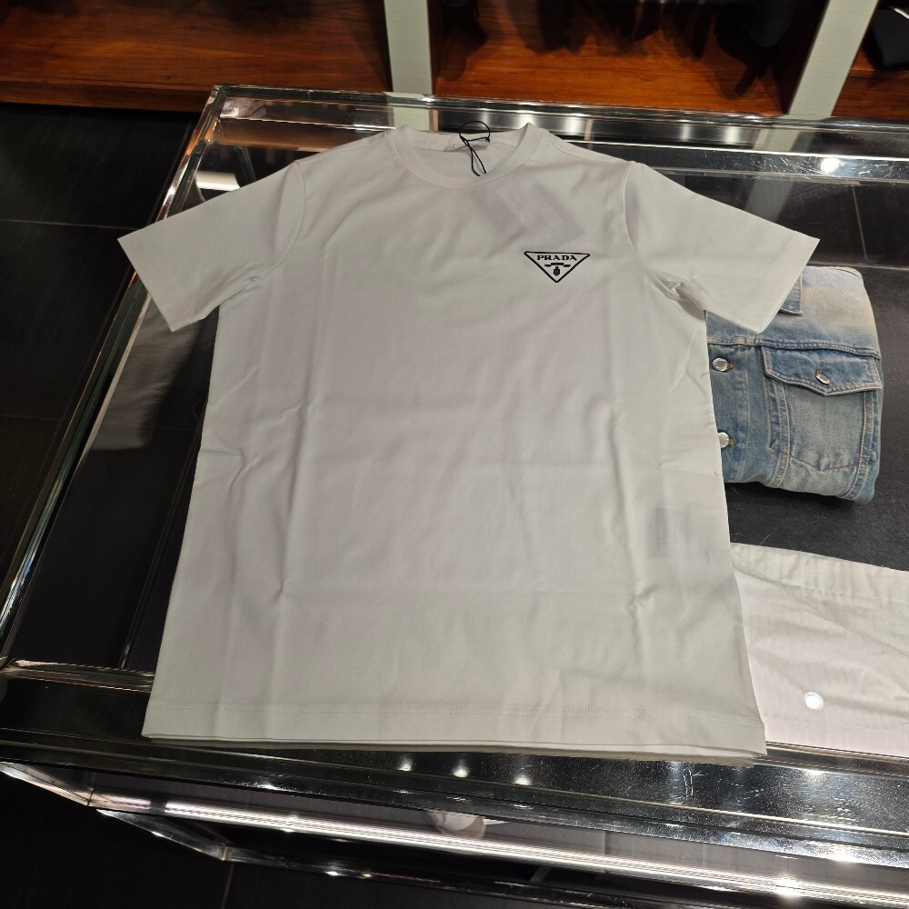[아울렛] 프라다 삼각로고 코튼 남성 반팔 티셔츠 UJN656