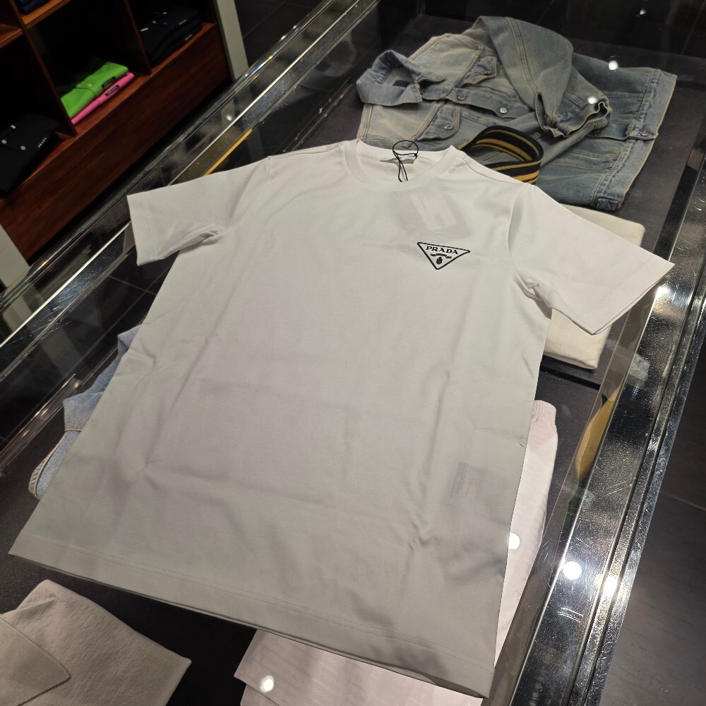 [아울렛] 프라다 삼각로고 코튼 남성 반팔 티셔츠 UJN656