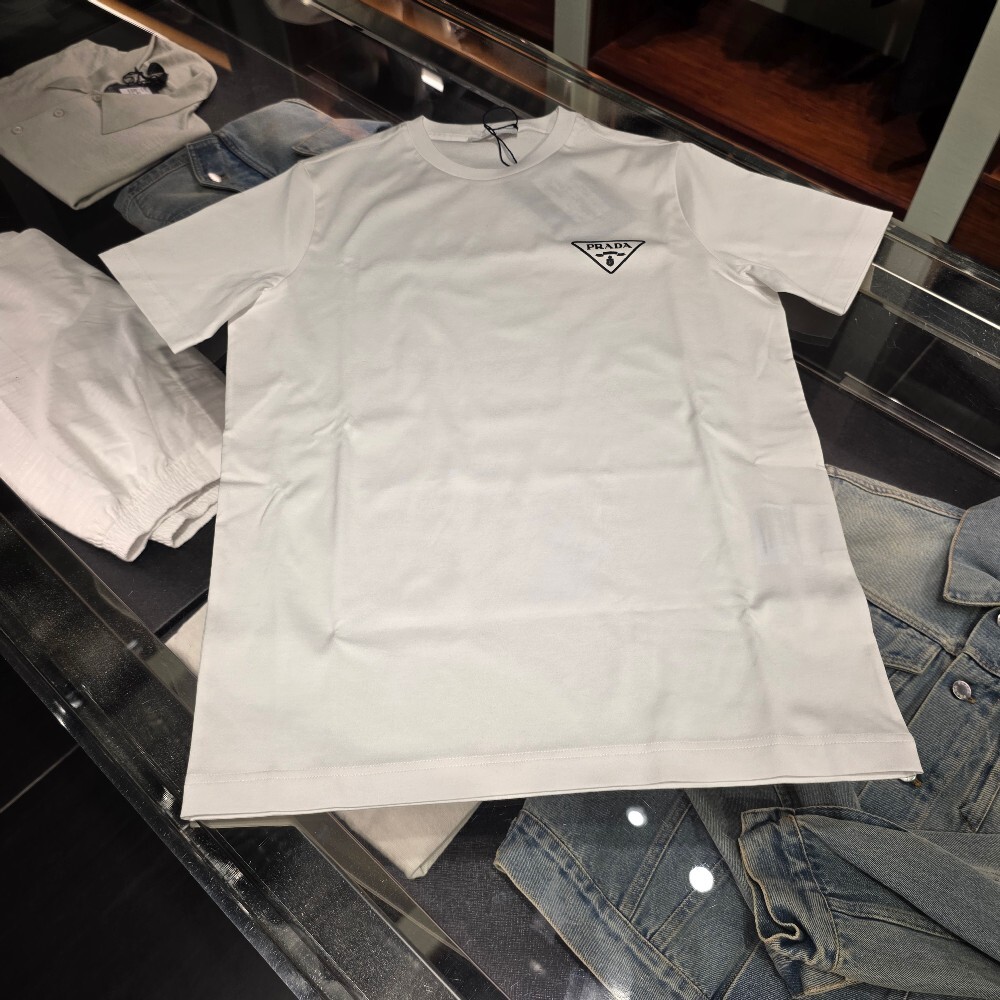 [아울렛] 프라다 삼각로고 코튼 남성 반팔 티셔츠 UJN656
