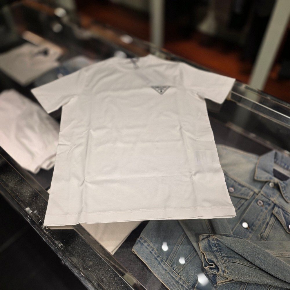 [아울렛] 프라다 삼각로고 코튼 남성 반팔 티셔츠 UJN656