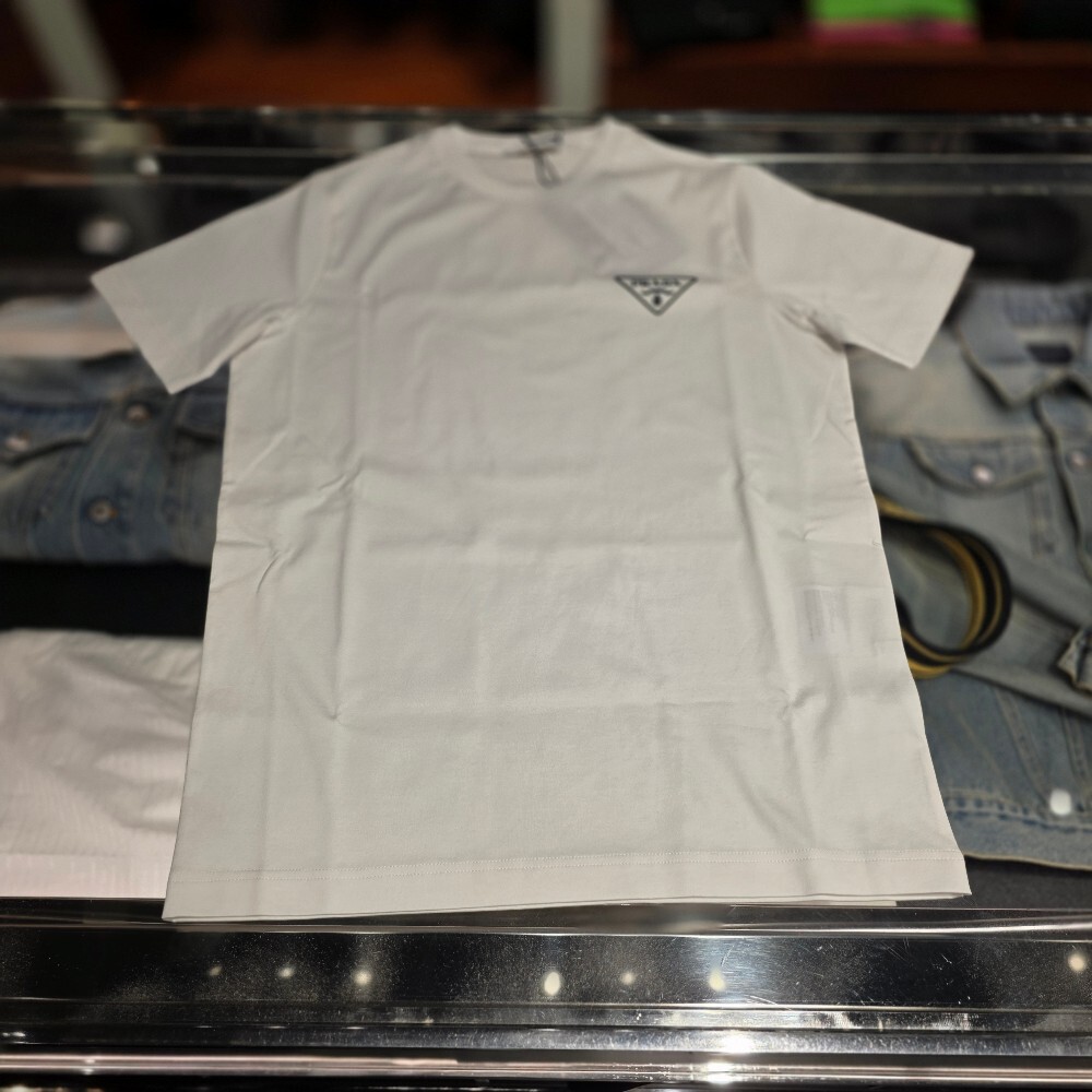 [아울렛] 프라다 삼각로고 코튼 남성 반팔 티셔츠 UJN656