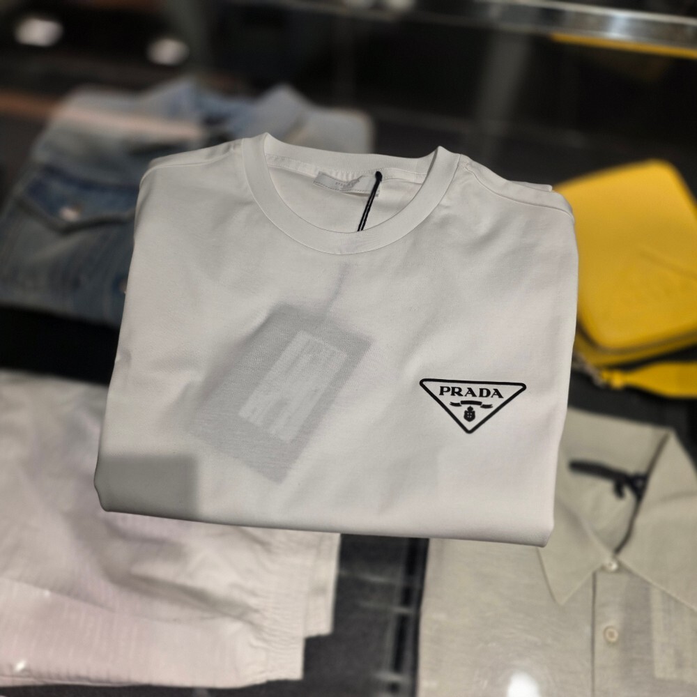 [아울렛] 프라다 삼각로고 코튼 남성 반팔 티셔츠 UJN656