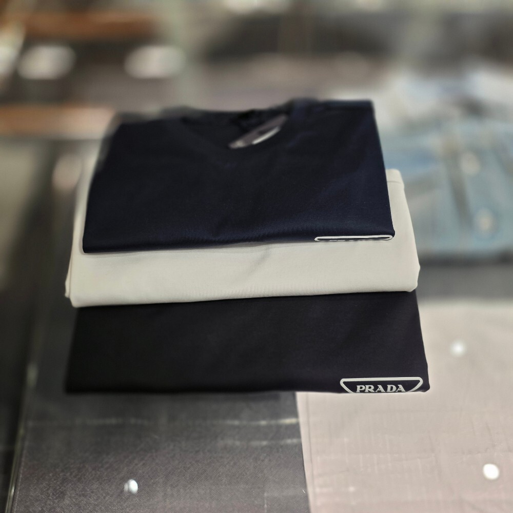 [아울렛] 프라다 삼각로고 코튼 남성 반팔 티셔츠 UJN656