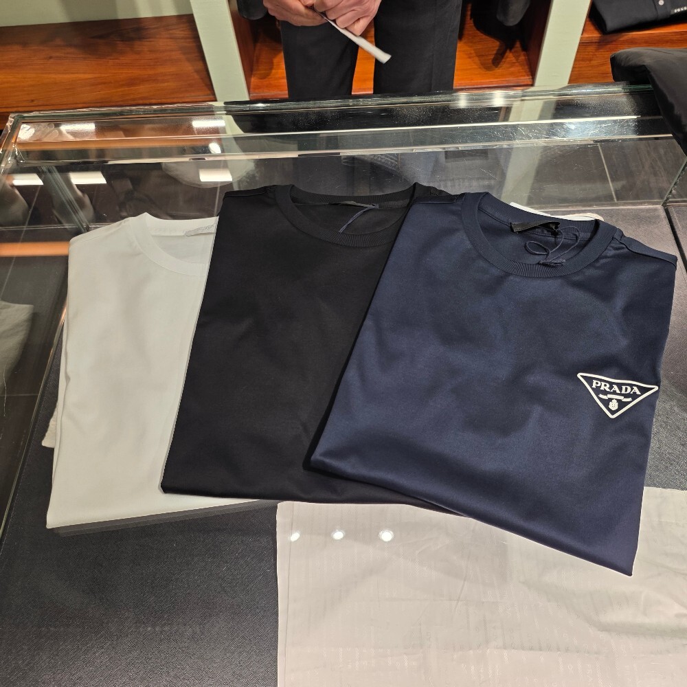 [아울렛] 프라다 삼각로고 코튼 남성 반팔 티셔츠 UJN656