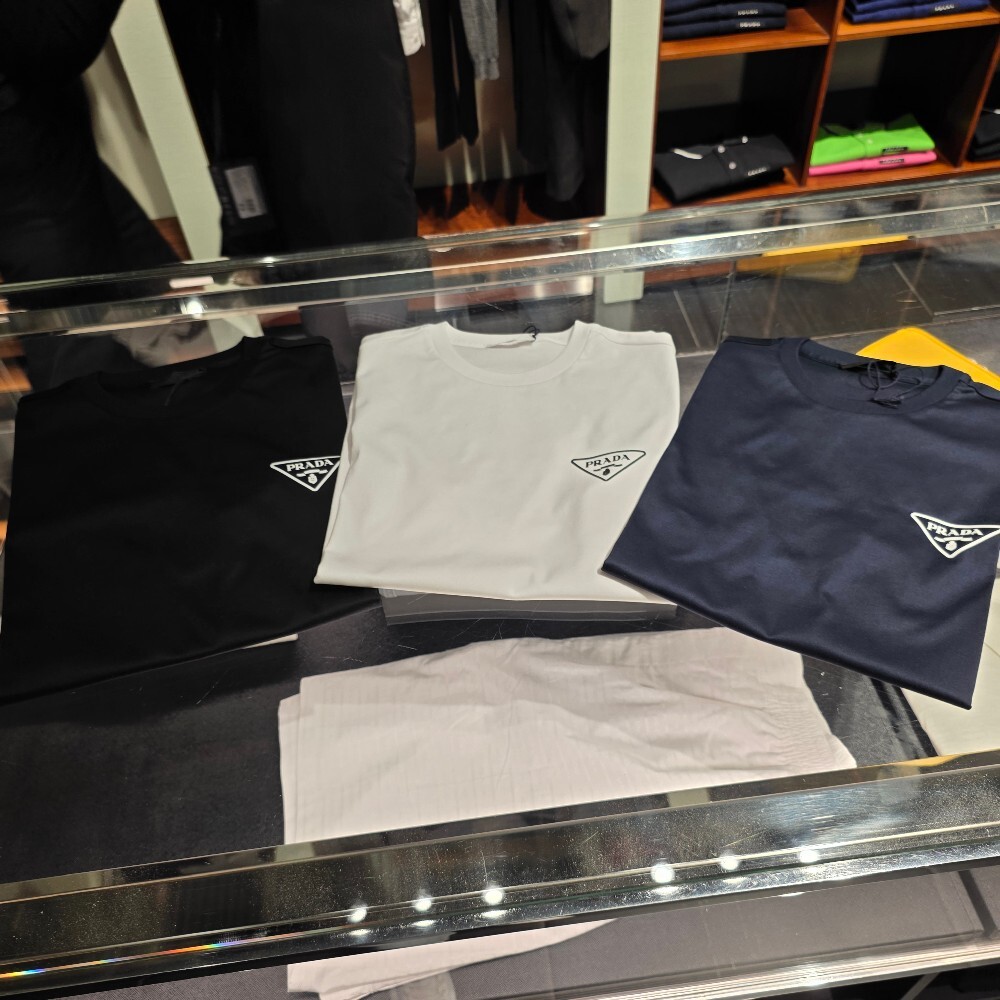 [아울렛] 프라다 삼각로고 코튼 남성 반팔 티셔츠 UJN656