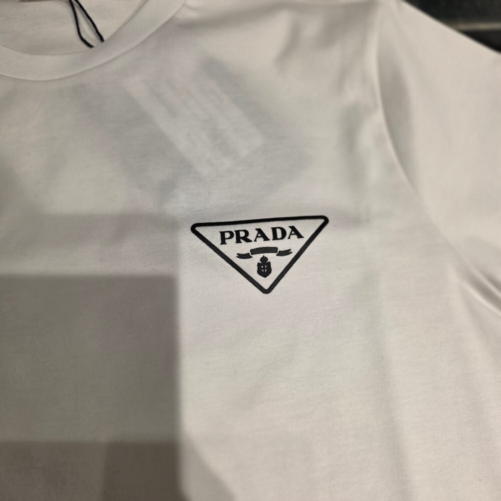 [아울렛] 프라다 삼각로고 코튼 남성 반팔 티셔츠 UJN656