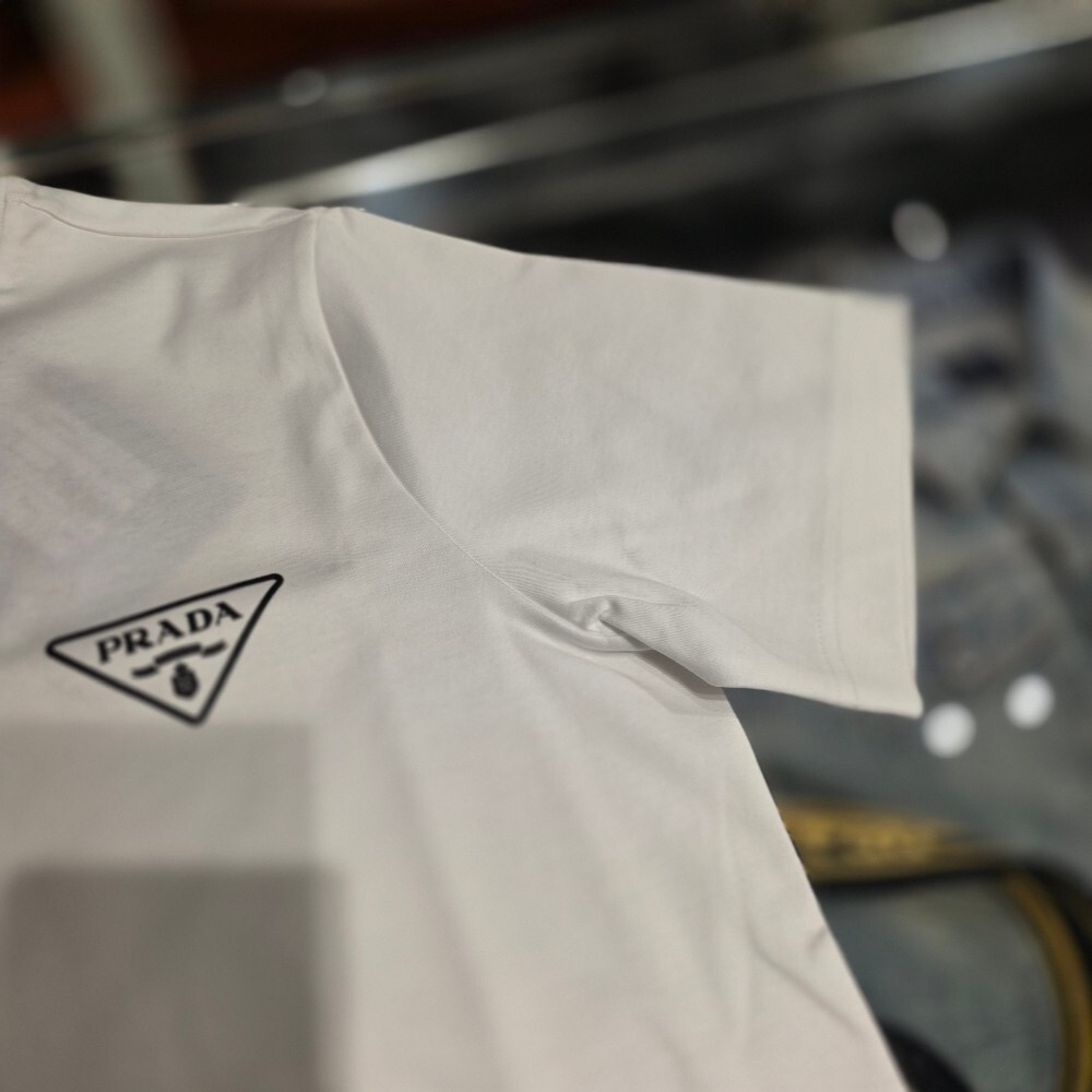 [아울렛] 프라다 삼각로고 코튼 남성 반팔 티셔츠 UJN656
