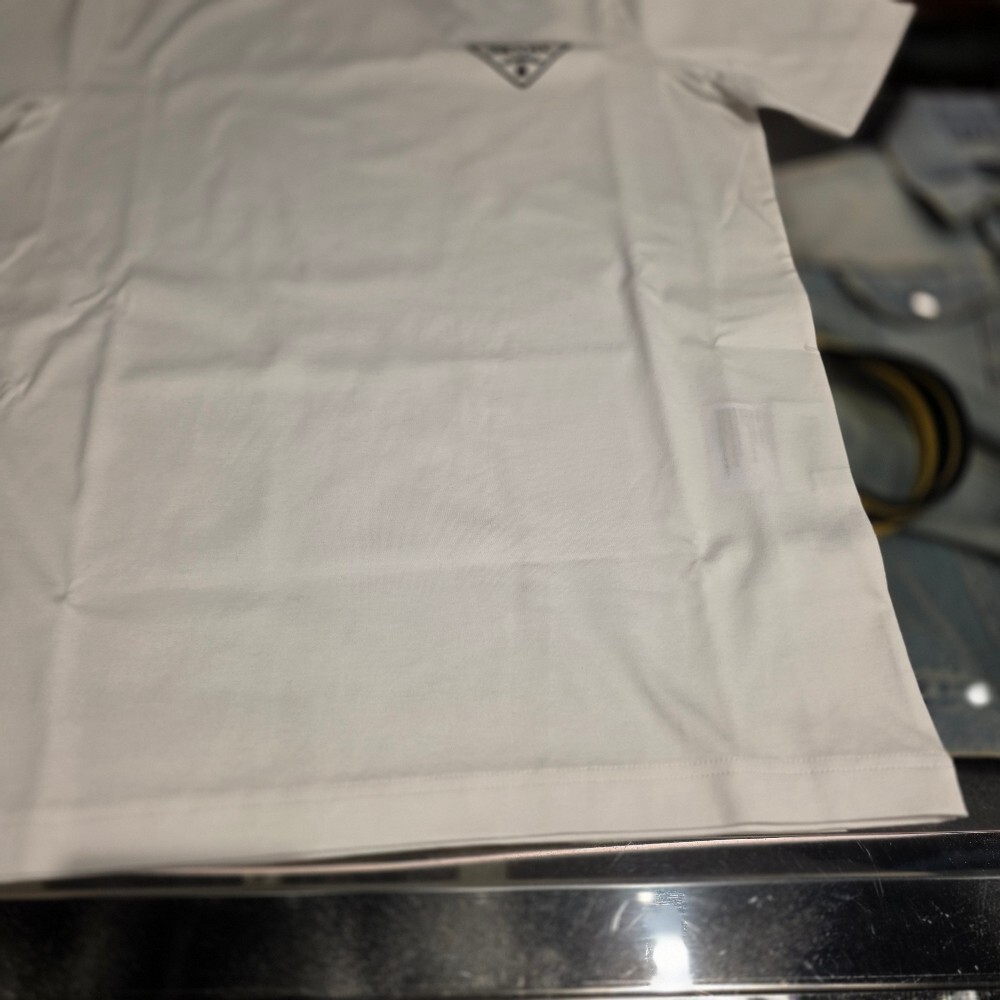 [아울렛] 프라다 삼각로고 코튼 남성 반팔 티셔츠 UJN656