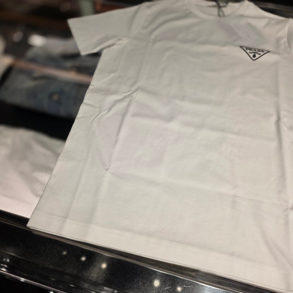 [아울렛] 프라다 삼각로고 코튼 남성 반팔 티셔츠 UJN656