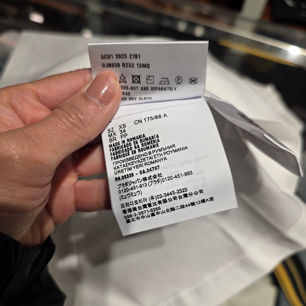 [아울렛] 프라다 삼각로고 코튼 남성 반팔 티셔츠 UJN656