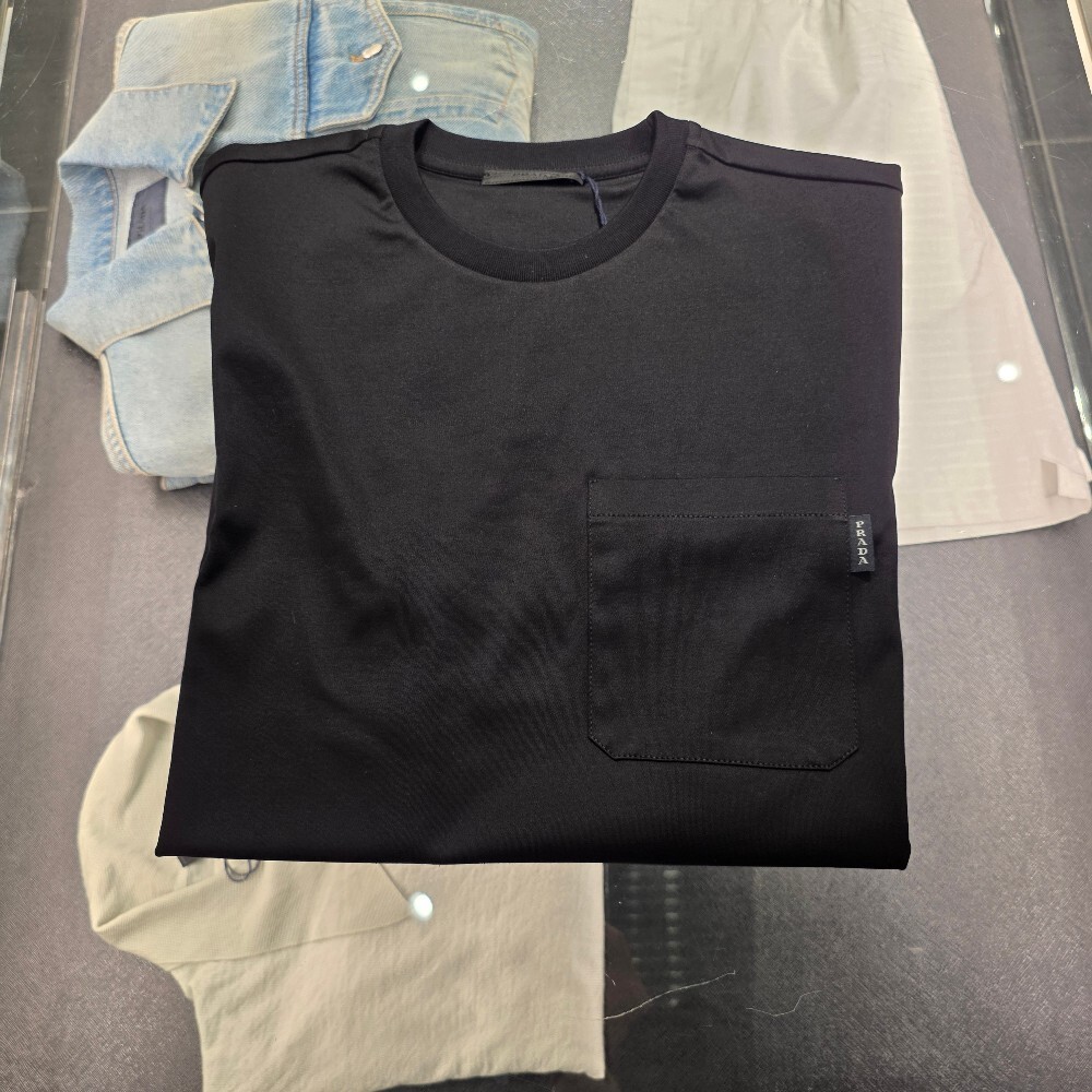 [아울렛] 프라다 포켓 코튼 남성 베이직 반팔 티셔츠 UJN658