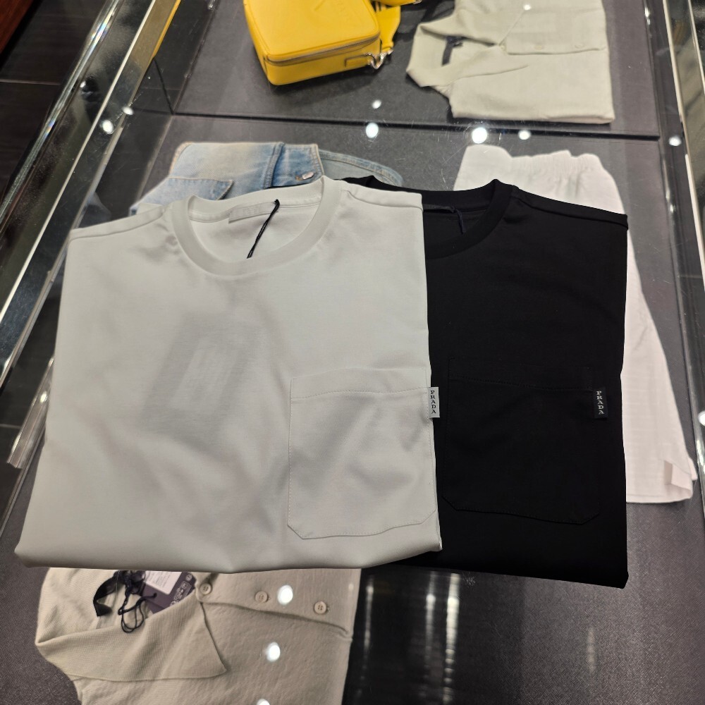 [아울렛] 프라다 포켓 코튼 남성 베이직 반팔 티셔츠 UJN658