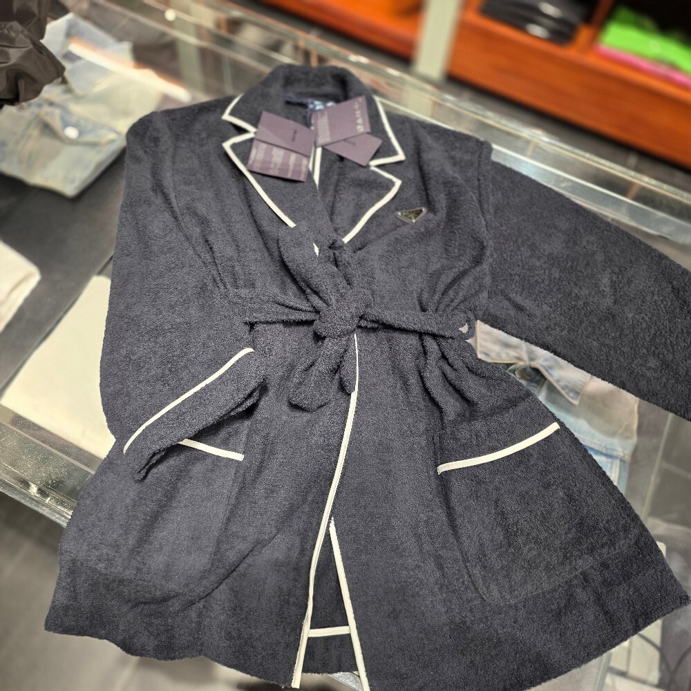 [아울렛] 프라다 삼각로고 테리 클로스 가운 VT6060