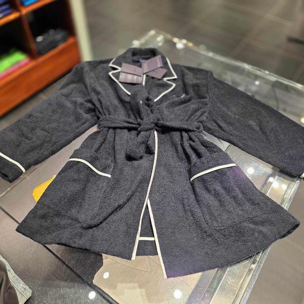 [아울렛] 프라다 삼각로고 테리 클로스 가운 VT6060