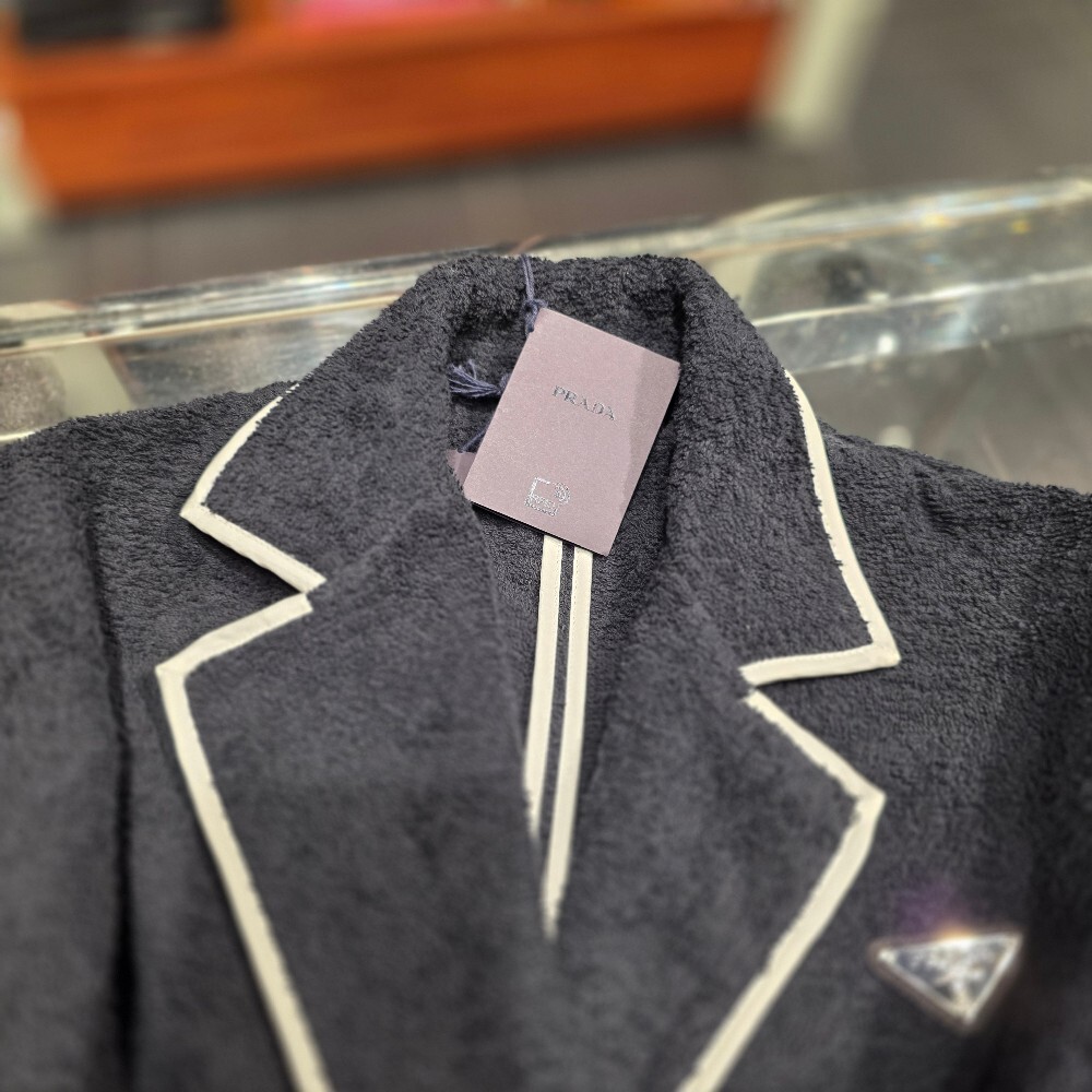 [아울렛] 프라다 삼각로고 테리 클로스 가운 VT6060