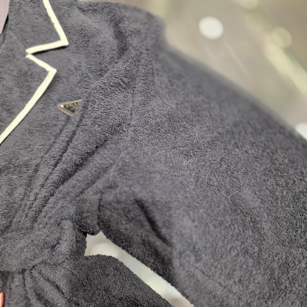 [아울렛] 프라다 삼각로고 테리 클로스 가운 VT6060