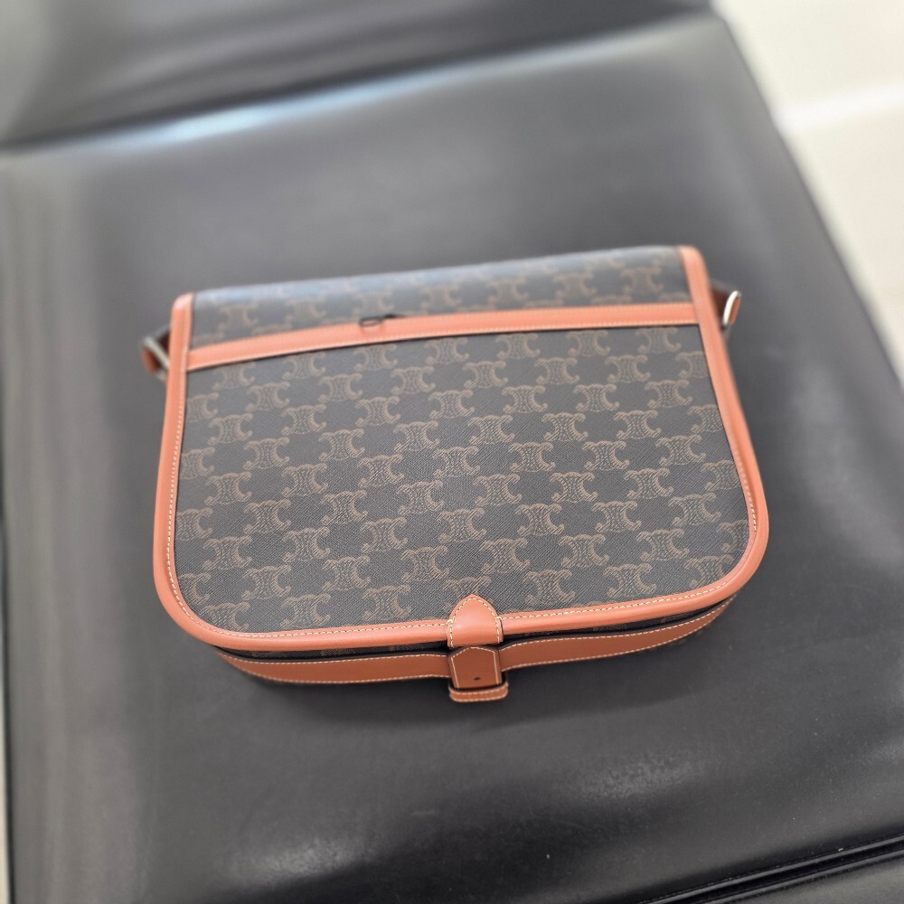 [아울렛] 셀린느 트리옹프 캔버스 폴코 메신저백 193902BZK.04LI