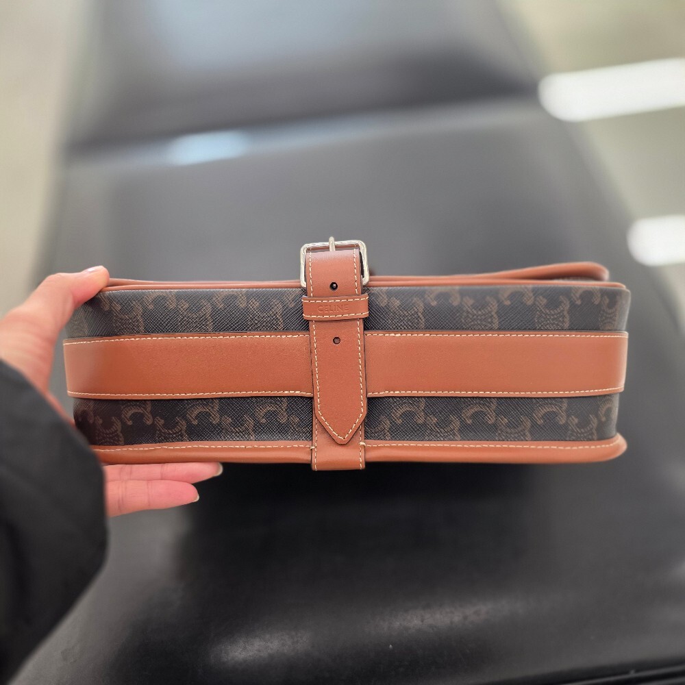 [아울렛] 셀린느 트리옹프 캔버스 폴코 메신저백 193902BZK.04LI