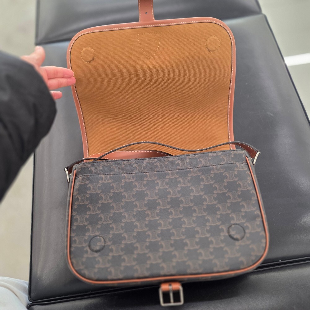 [아울렛] 셀린느 트리옹프 캔버스 폴코 메신저백 193902BZK.04LI