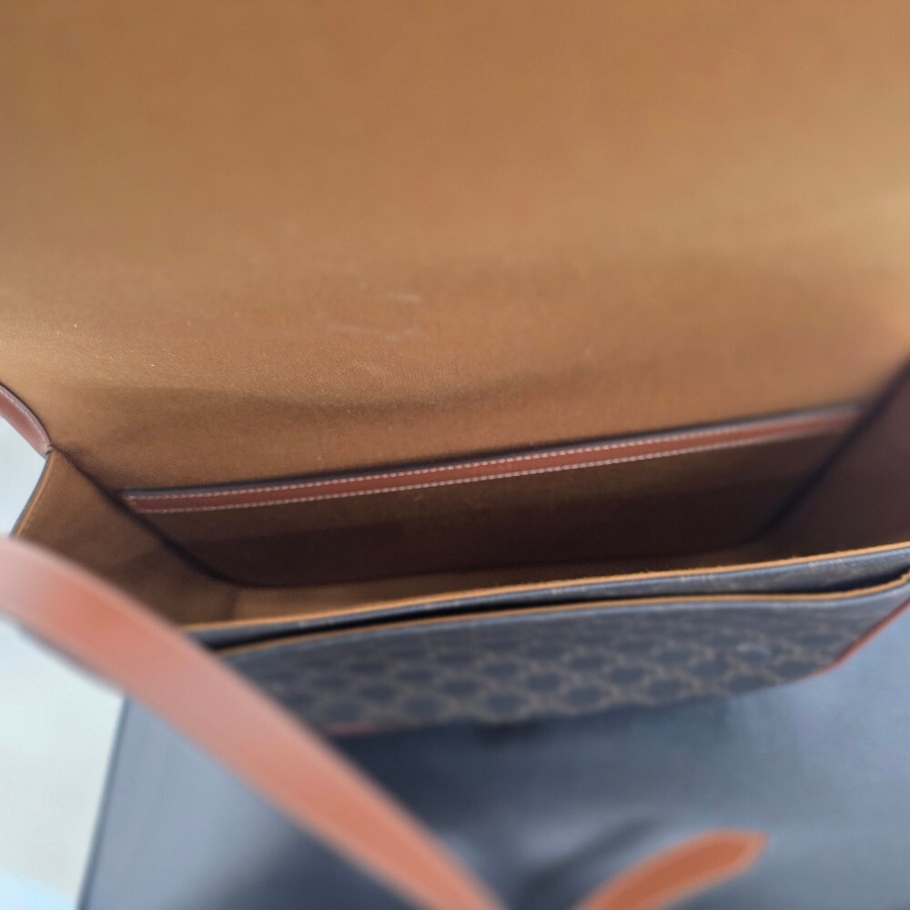 [아울렛] 셀린느 트리옹프 캔버스 폴코 메신저백 193902BZK.04LI