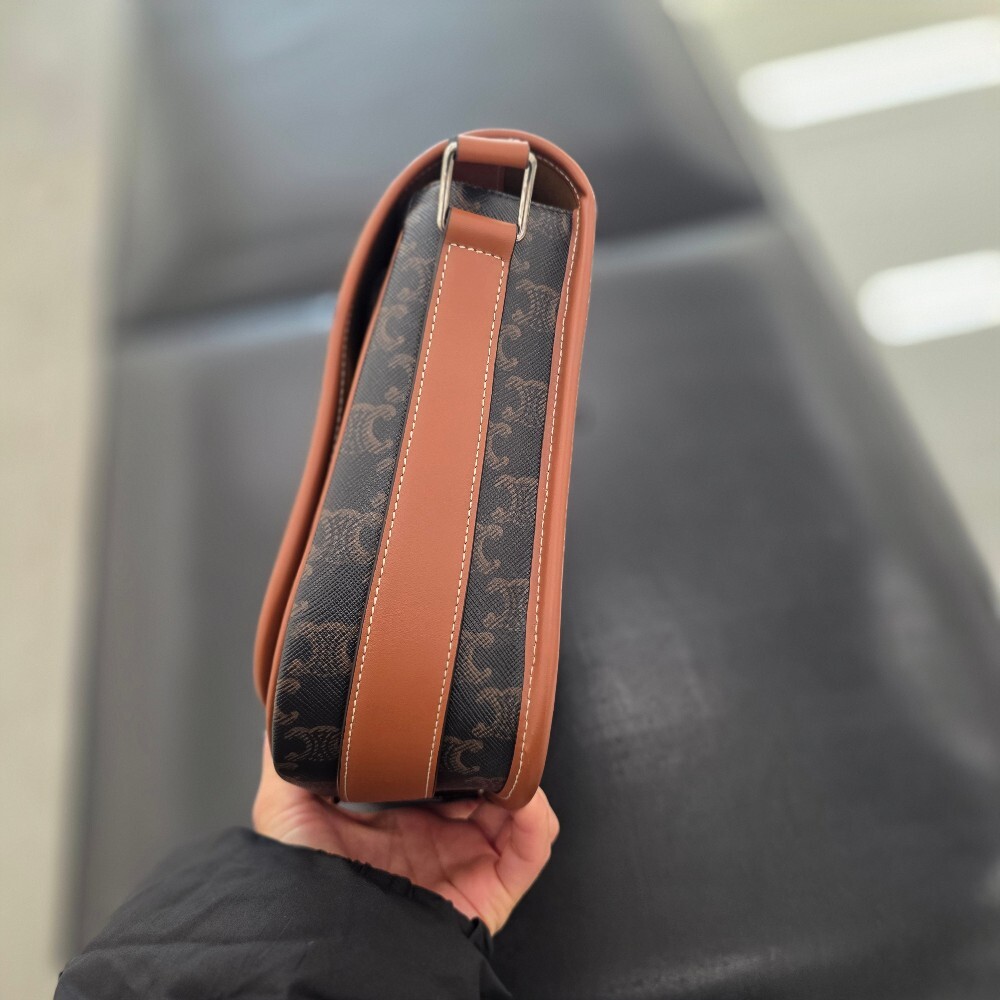 [아울렛] 셀린느 트리옹프 캔버스 폴코 메신저백 193902BZK.04LI