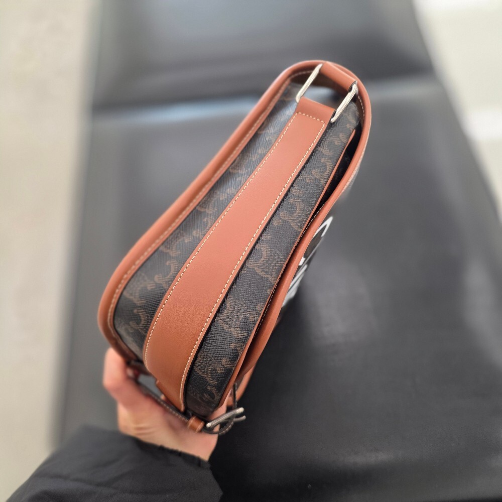 [아울렛] 셀린느 트리옹프 캔버스 폴코 메신저백 193902BZK.04LI