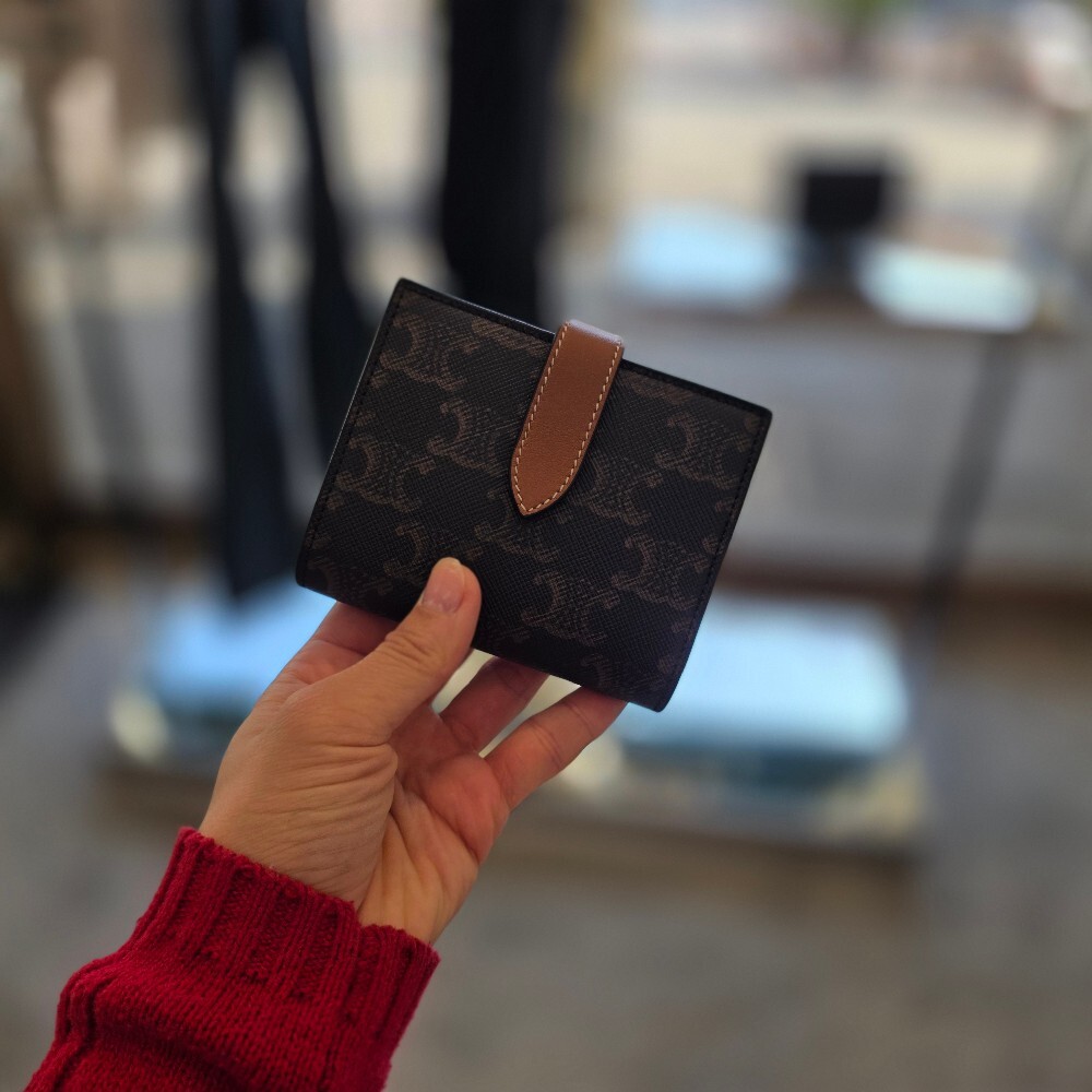 [아울렛] 셀린느 트리옹프 캔버스 스트랩 반지갑 10H262DB7.04LU