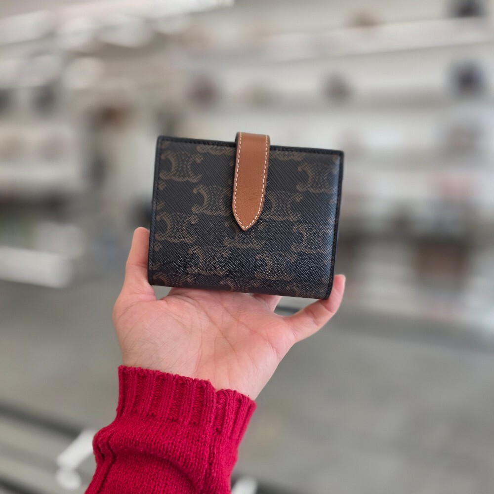 [아울렛] 셀린느 트리옹프 캔버스 스트랩 반지갑 10H262DB7.04LU