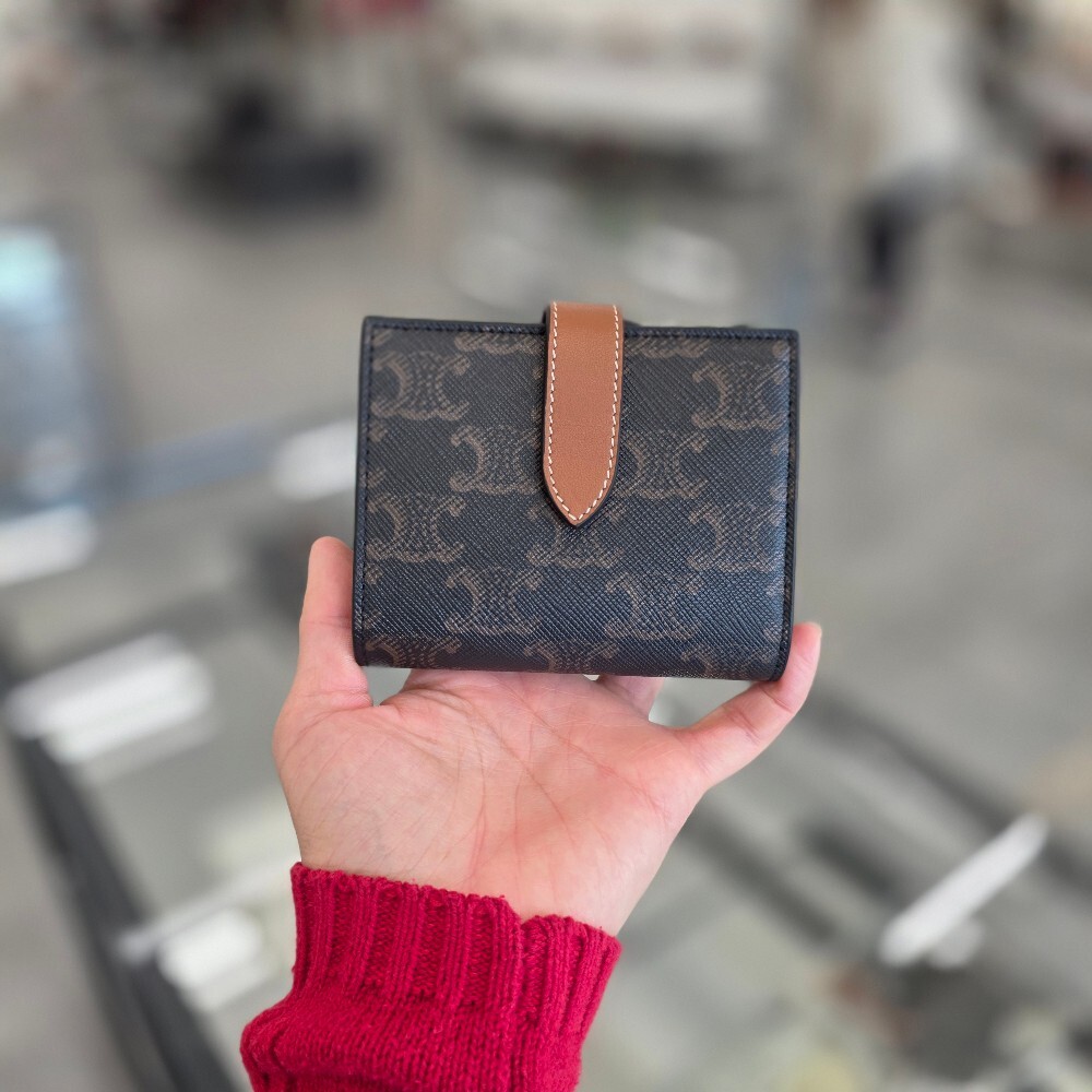 [아울렛] 셀린느 트리옹프 캔버스 스트랩 반지갑 10H262DB7.04LU