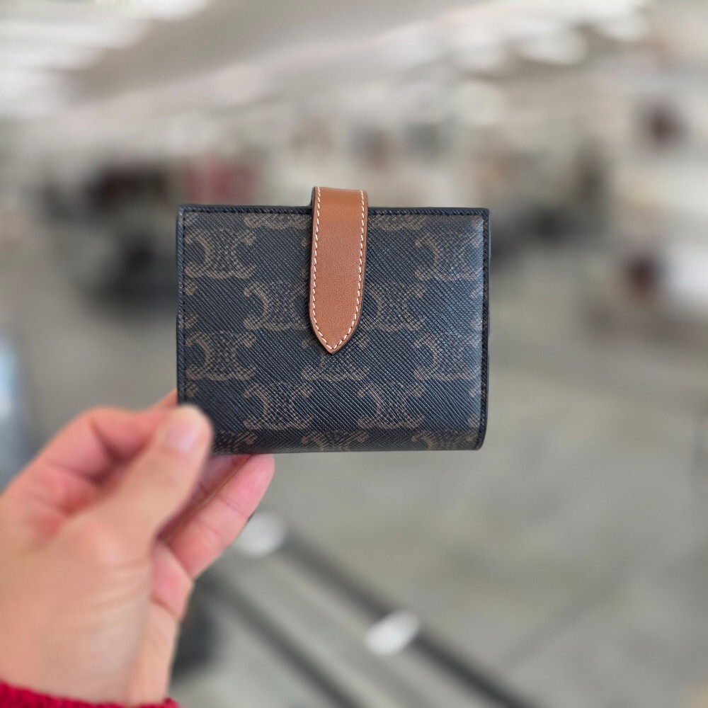 [아울렛] 셀린느 트리옹프 캔버스 스트랩 반지갑 10H262DB7.04LU