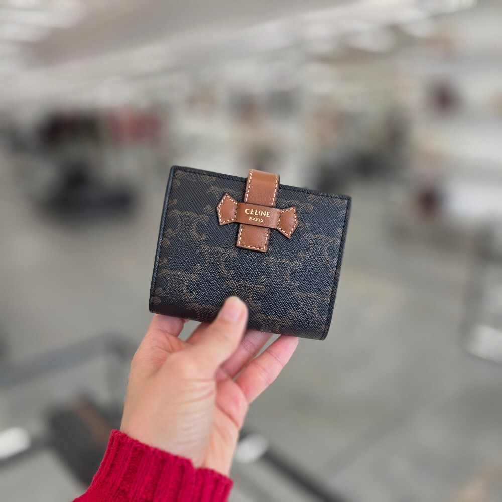 [아울렛] 셀린느 트리옹프 캔버스 스트랩 반지갑 10H262DB7.04LU