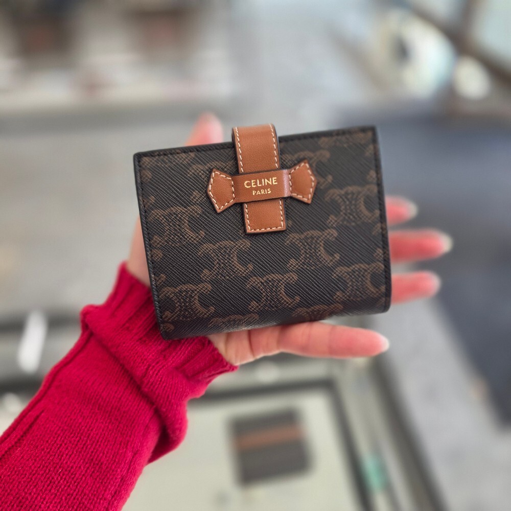 [아울렛] 셀린느 트리옹프 캔버스 스트랩 반지갑 10H262DB7.04LU