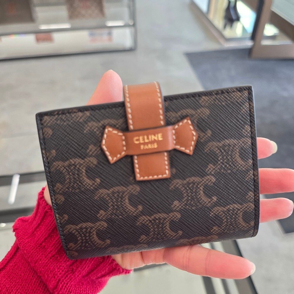 [아울렛] 셀린느 트리옹프 캔버스 스트랩 반지갑 10H262DB7.04LU