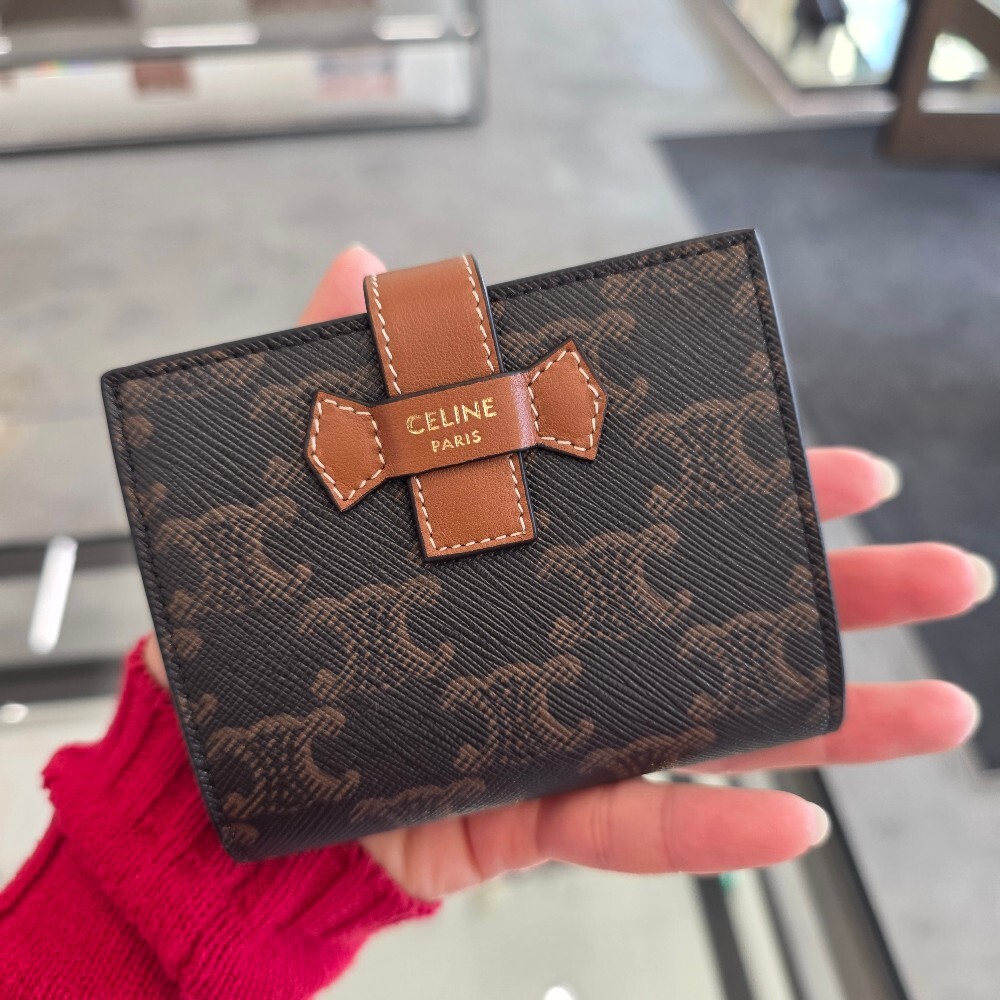 [아울렛] 셀린느 트리옹프 캔버스 스트랩 반지갑 10H262DB7.04LU