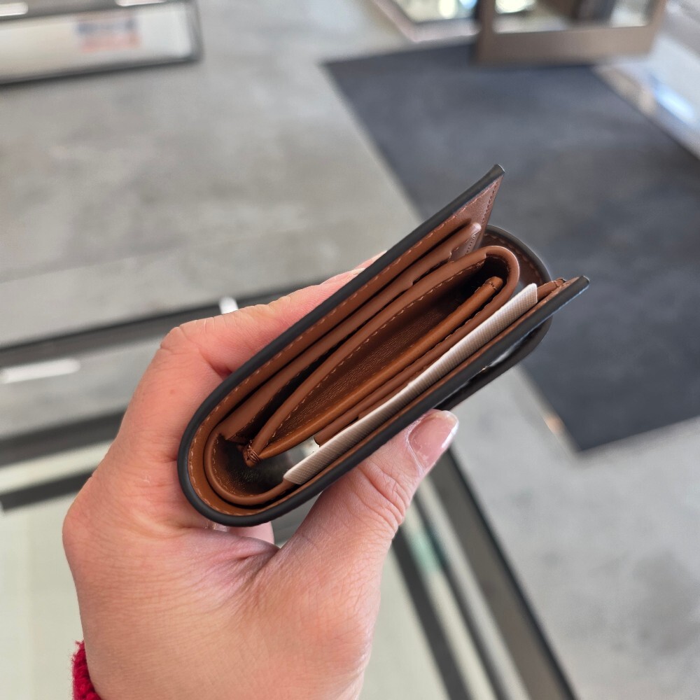 [아울렛] 셀린느 트리옹프 캔버스 스트랩 반지갑 10H262DB7.04LU