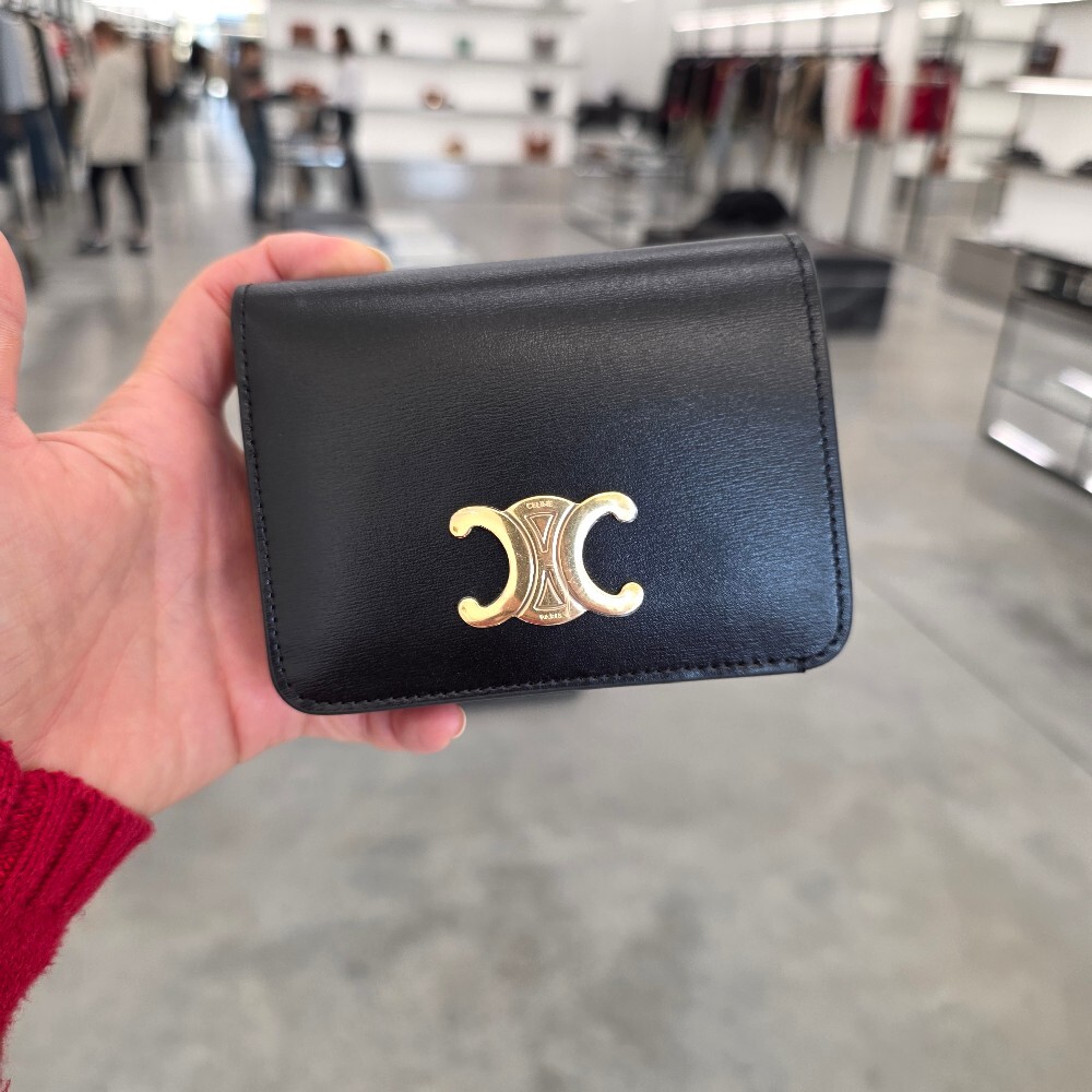 [아울렛] 셀린느샤이니카프스킨트리옹프컴팩트월렛 10K623DPV.38NO