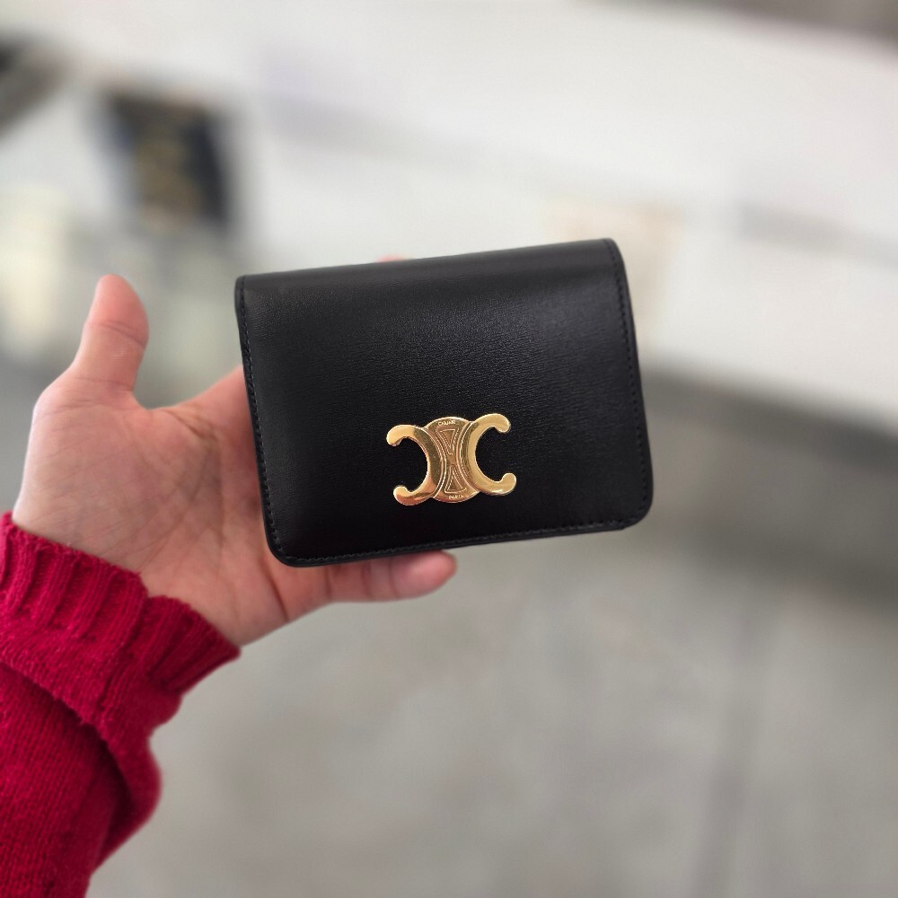 [아울렛] 셀린느샤이니카프스킨트리옹프컴팩트월렛 10K623DPV.38NO