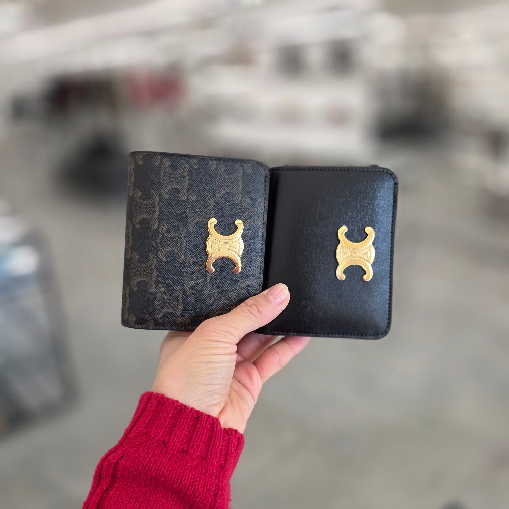 [아울렛] 셀린느샤이니카프스킨트리옹프컴팩트월렛 10K623DPV.38NO