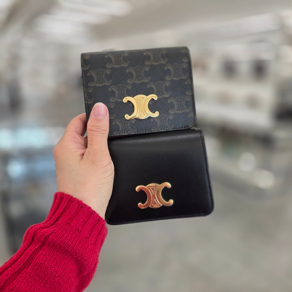 [아울렛] 셀린느샤이니카프스킨트리옹프컴팩트월렛 10K623DPV.38NO