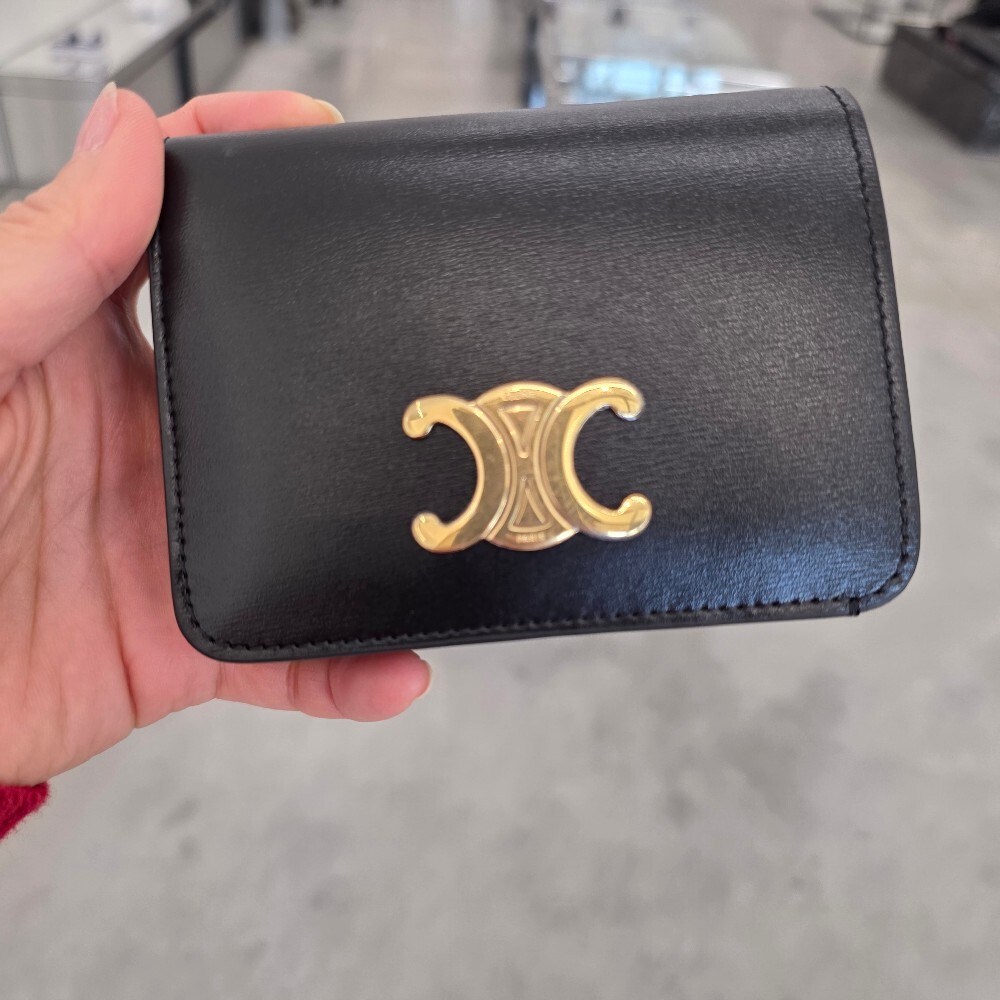 [아울렛] 셀린느샤이니카프스킨트리옹프컴팩트월렛 10K623DPV.38NO