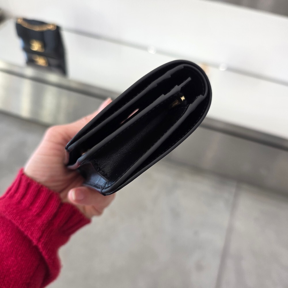 [아울렛] 셀린느샤이니카프스킨트리옹프컴팩트월렛 10K623DPV.38NO