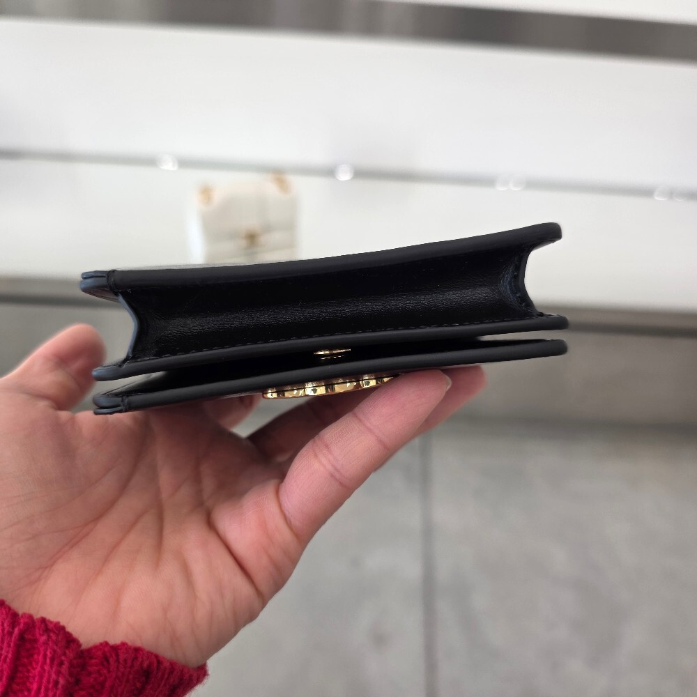 [아울렛] 셀린느샤이니카프스킨트리옹프컴팩트월렛 10K623DPV.38NO