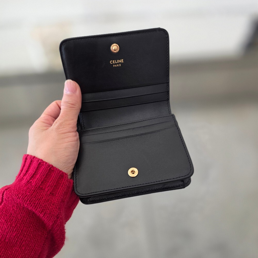 [아울렛] 셀린느샤이니카프스킨트리옹프컴팩트월렛 10K623DPV.38NO